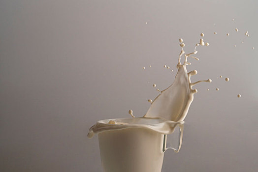 水花飞溅-牛奶