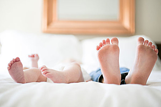 女孩,婴儿,兄弟,躺着,床,聚焦,脚