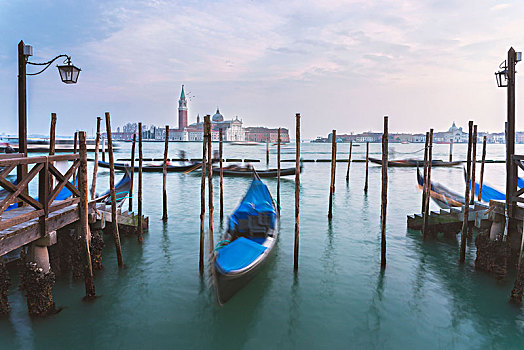 小船,捆绑,木质,杆,大运河,背景,寺院,圣乔治奥,马焦雷湖,威尼斯,威尼托,意大利