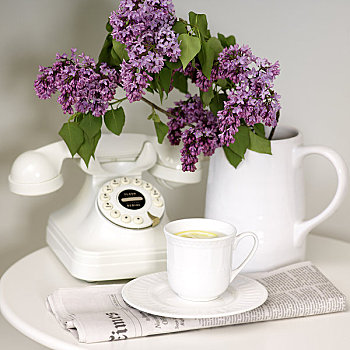 柠檬茶,花瓶,丁香,电话,报纸,桌上