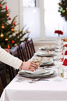 女人,铺桌子,圣诞晚餐