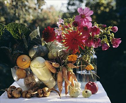 容器,水果,花,躺着,桌子