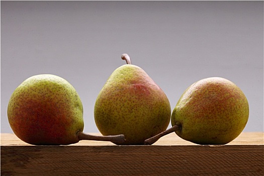 三个,梨,水果,木桌子