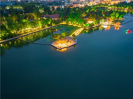 航拍济南大明湖公园夜景