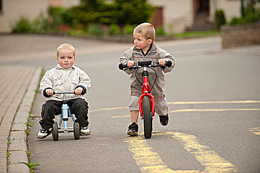 两个男孩,岁月,骑,平衡,自行车,道路