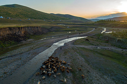 航拍新疆伊犁天山脚下九曲十八弯的河谷