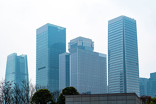 仰拍商业大厦和建筑局部和玻璃幕墙