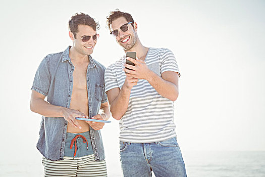 朋友,看,智能手机,海滩