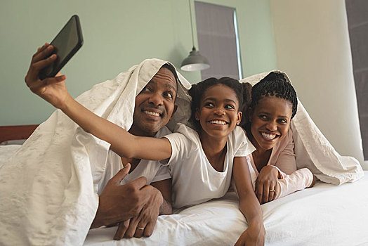 高兴,美国黑人,家庭,毯子,手机,床