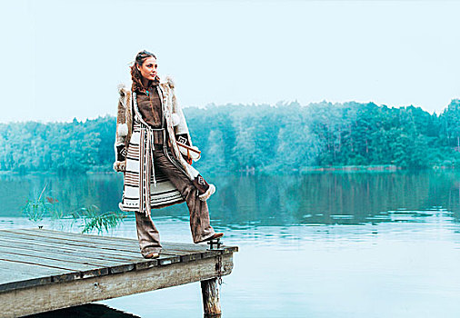 思考,女人,穿,羊皮,外套,站立,码头,看,湖
