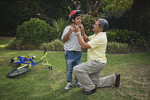 爷爷,帮助,孙子,戴着,自行车头盔,公园