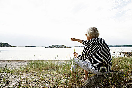 老年,女人,坐,海滩,指向