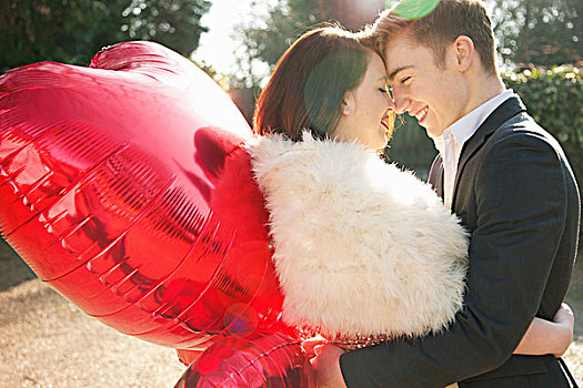 年轻的夫妇拥抱,控股心,形,气球