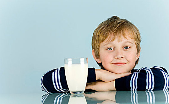 男孩,牛奶杯