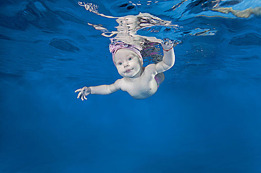 婴儿,女孩,学习,游泳,水下,游泳池,乌克兰,欧洲