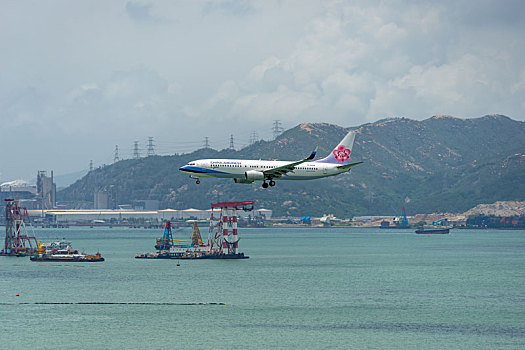 一架台湾中华航空的客机正降落在香港国际机场
