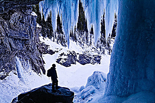 远足者,巨大,冰柱,后面,瀑布,冬天,班芙国家公园,艾伯塔省,加拿大