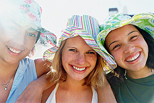 三个,女孩,排列,穿,太阳帽,看镜头,微笑