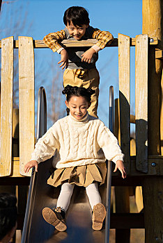 快乐的儿童在公园玩耍