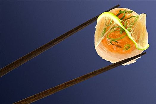 鱼肉,寿司卷,筷子