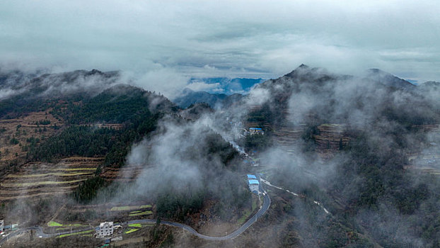 重庆酉阳,冬日鸟瞰盘山公路美如画