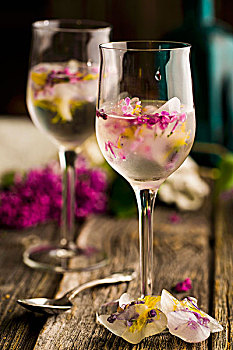 冰块,丁香,花,蒲公英,饮料,玻璃杯