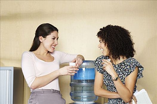 两个女人,笑,冷水机