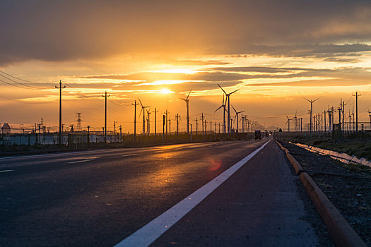 风力发电场公路夕阳风光