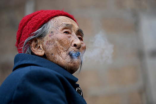 重庆酉阳,初冬敬老暖,104岁老人健步如飞秀健康