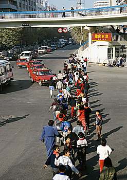 中国,新疆,乌鲁木齐,一群孩子,穿过,街道