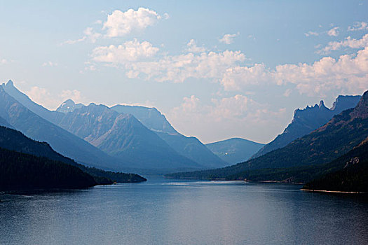 加拿大,艾伯塔省,瓦特顿湖国家公园,瓦特顿湖,山