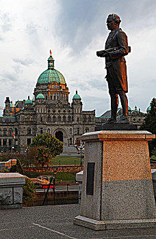 加拿大卑诗省省会所在地的维多利亚,维多利亚港内港坝道上,矗立着最早登陆温哥华大岛从而确立了该岛归英国所有的海军军官captainjamescook的青铜塑像,远处是1898年建造的省议会大厦