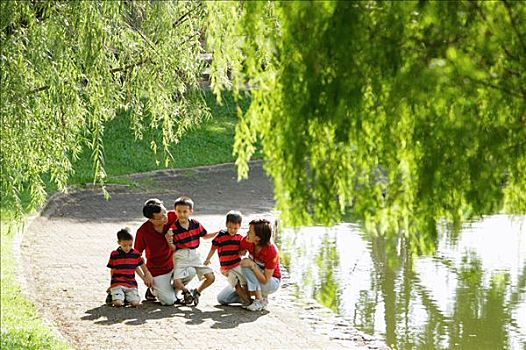 家庭,三个男孩,户外,公园,树枝,前景