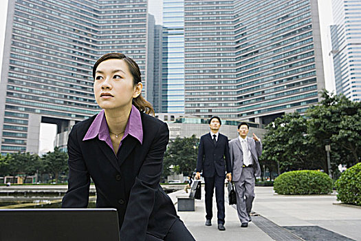 职业女性,使用笔记本,办公室,公园,两个,商务人士,接近,背景