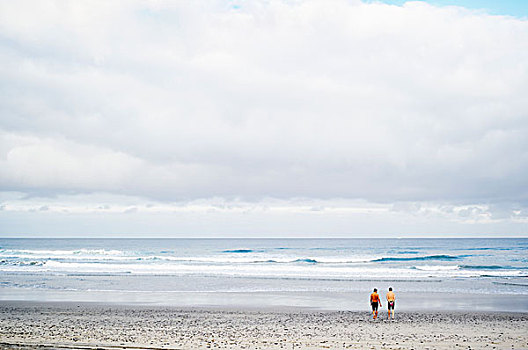 两个男人,站立,沙滩,海洋