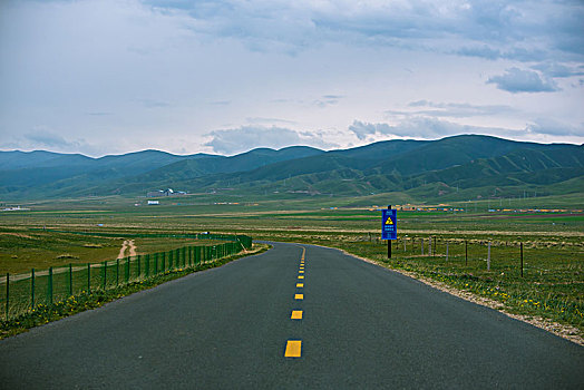 草原公路山峰