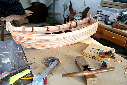 72岁老木匠造船半个多世纪,80公分小木船卖3000元,竟然没有一根铁钉