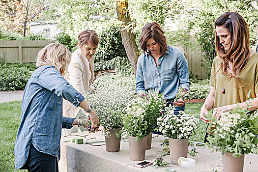 四个女人,站立,桌子,花园,制作,花环