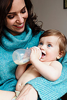 母亲,看,男婴,喝,喂奶,瓶子