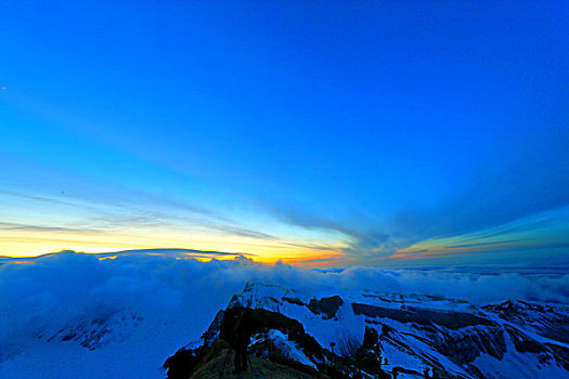 夕阳下的长白山