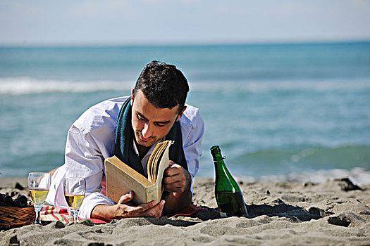男青年,放松,海滩,美女,晴天,读,书本,夏天,鱼群,教育,概念