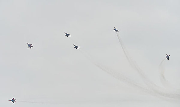 第十一届珠海航展上俄罗斯勇士表演队进行空中开花飞行表演