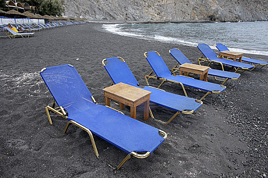 希腊圣托里尼岛海滩上的椅子