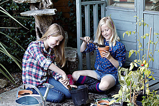 两个女孩,花园,种植,种子,罐