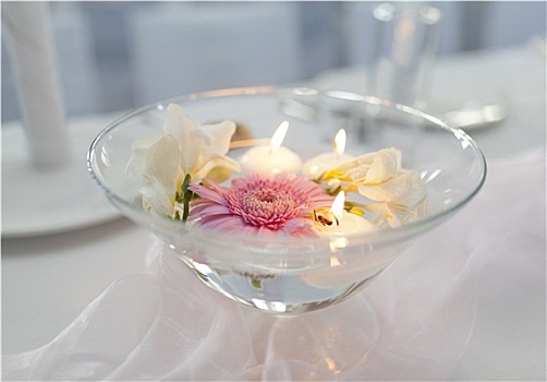 浮水蜡烛,花,婚宴餐桌