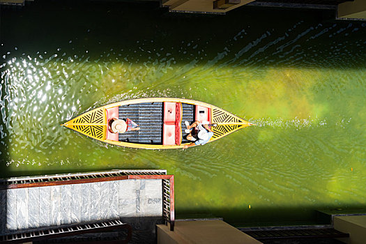 户外拍摄游人乘舟在河里游玩