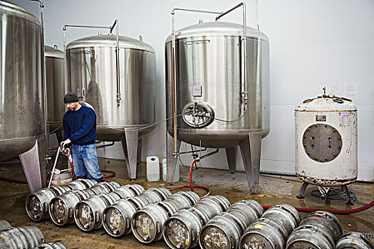 一个,男人,填充,金属,啤酒,桶,大,发酵,酒罐,酒厂