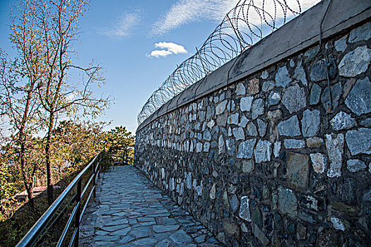 北京香山公园小路旁的围墙