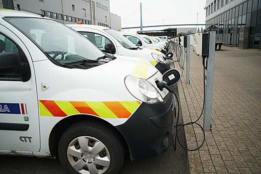 德国汉堡港电动汽车和充电桩