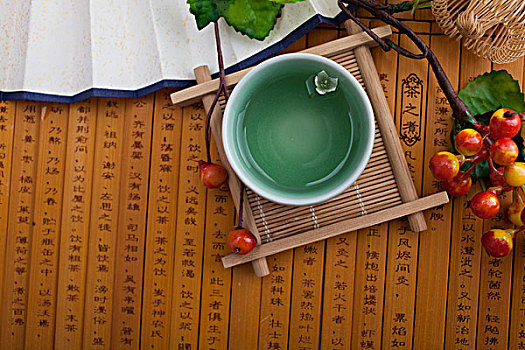老赖穷尽手段躲避执行 法院带110开锁凌晨“拜年”